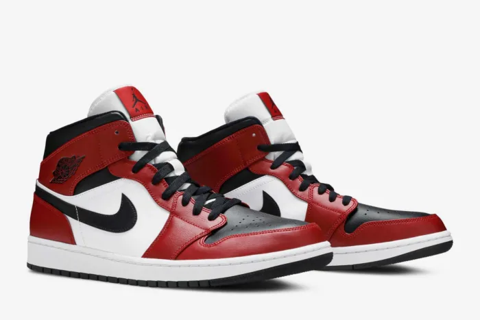 Air Jordan 1 Mid 'Chicago Black Toe' 554724-069 - Image 8