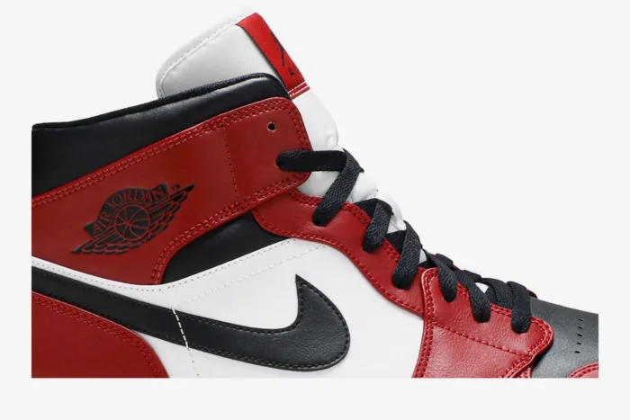 Air Jordan 1 Mid 'Chicago Black Toe' 554724-069 - Image 2