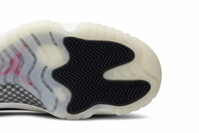 Air Jordan 11 Retro Low 'Light Bone Snakeskin' CD6846-002 - Image 4